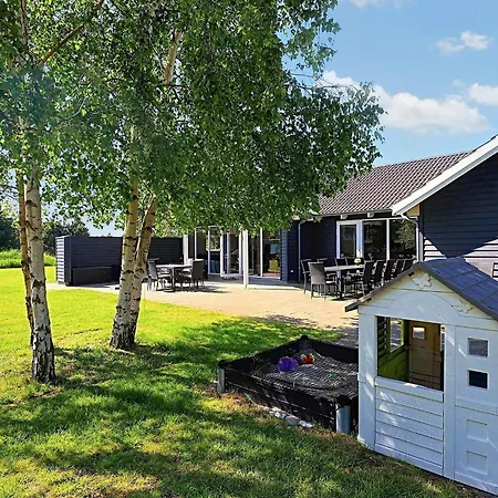 20 Person In Vaeggerlose * Boto By